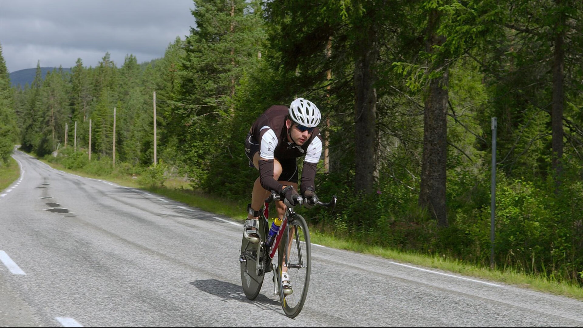 电竞产业融合虚拟现实，带来沉浸式体验，电竞产业现状